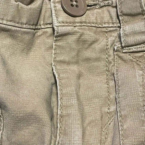 🎉 3/$12 khaki cargo pants. Get 3 $7. 00 items for $12.00 - Picture 4 of 8